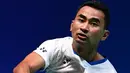 Pebulu tangkis putra Indonesia, Tommy Sugiarto berusaha mengembalikan kok ke tunggal putra India, Sai Praneeth Bhamidipati pada babak perempat final Jepang Terbuka 2019 di Tokyo, Jumat (26/7/2019). Tommy Sugiarto gagal melaju ke semifinal setelah kalah 12-21 dan 15-21. (Toshifumi KITAMURA/AFP)
