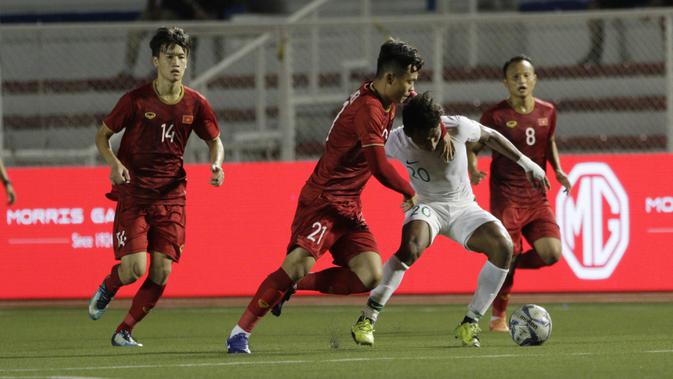 Gelandang Timnas Indonesia U-22, Osvaldo Haay, menghindari kepungan pemain Vietnam U-22 pada laga SEA Games 2019 di Stadion Rizal Memorial, Manila, Minggu (1/12). Indonesia kalah 1-2 dari Vietnam. (Bola.com/M Iqbal Ichsan)