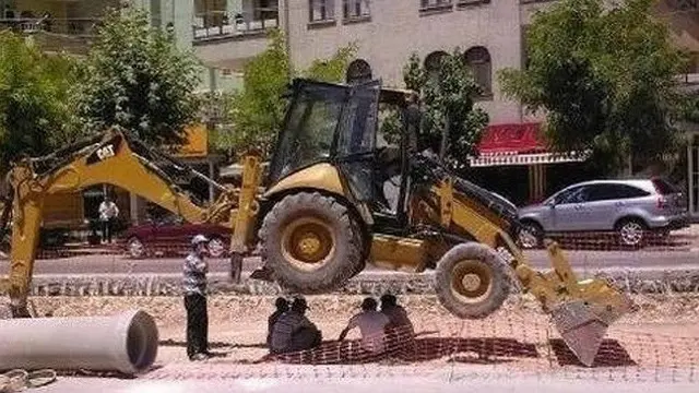 Tak sedikit usaha sebagian orang menghalau cuaca panas bikin geleng kepala, malah bikin orang yang melihatnya jadi tertawa.