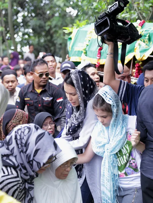 Ariel yang didampingi Sophia Latjuba di proses pemakaman. Beberapa kali tampak isak tangis selama proses pemakaman yang dipadati oleh warga sekitar. (Adrian Putra/Bintang.com)