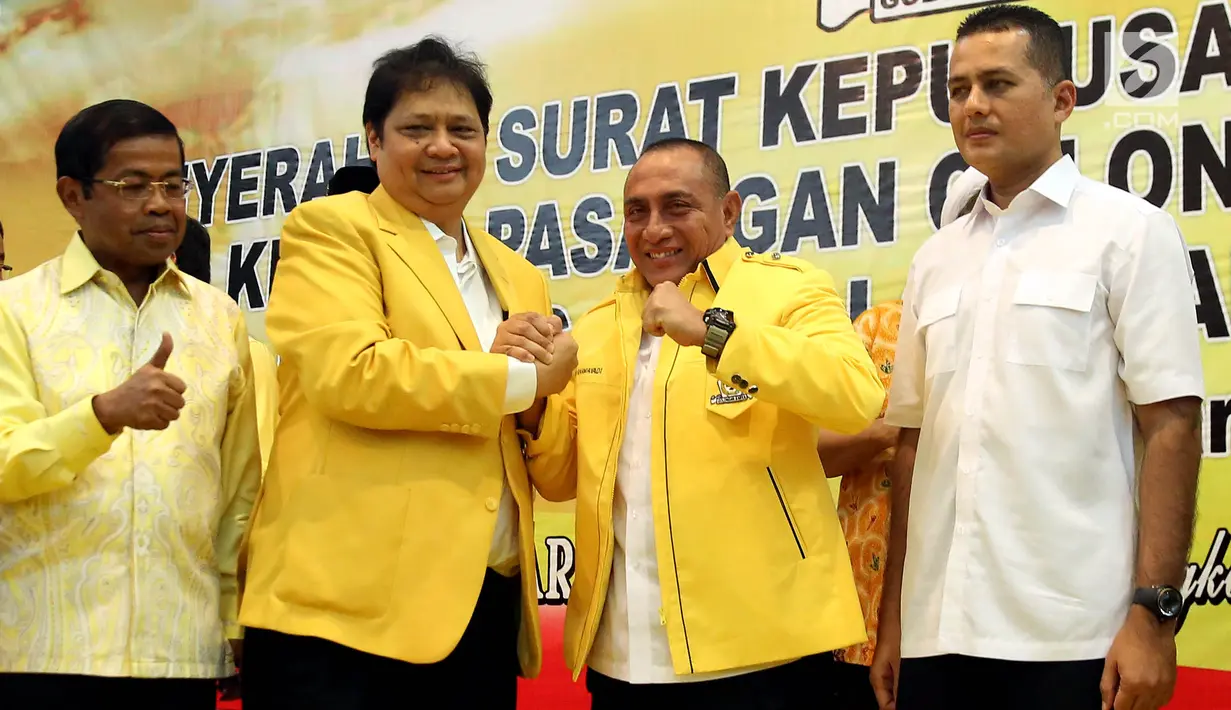 Ketua Umum DPP Partai Golkar Airlangga Hartarto bersalaman dengan pasangan bakal calon Gubernur Sumatera Utara Edy Rahmayadi dan bakal calon Wakil Gubernur Sumut Musa Rajekshah di Kantor DPP Partai Golkar, Jakarta, Jumat (5/1). (Liputan6.com/JohanTallo)