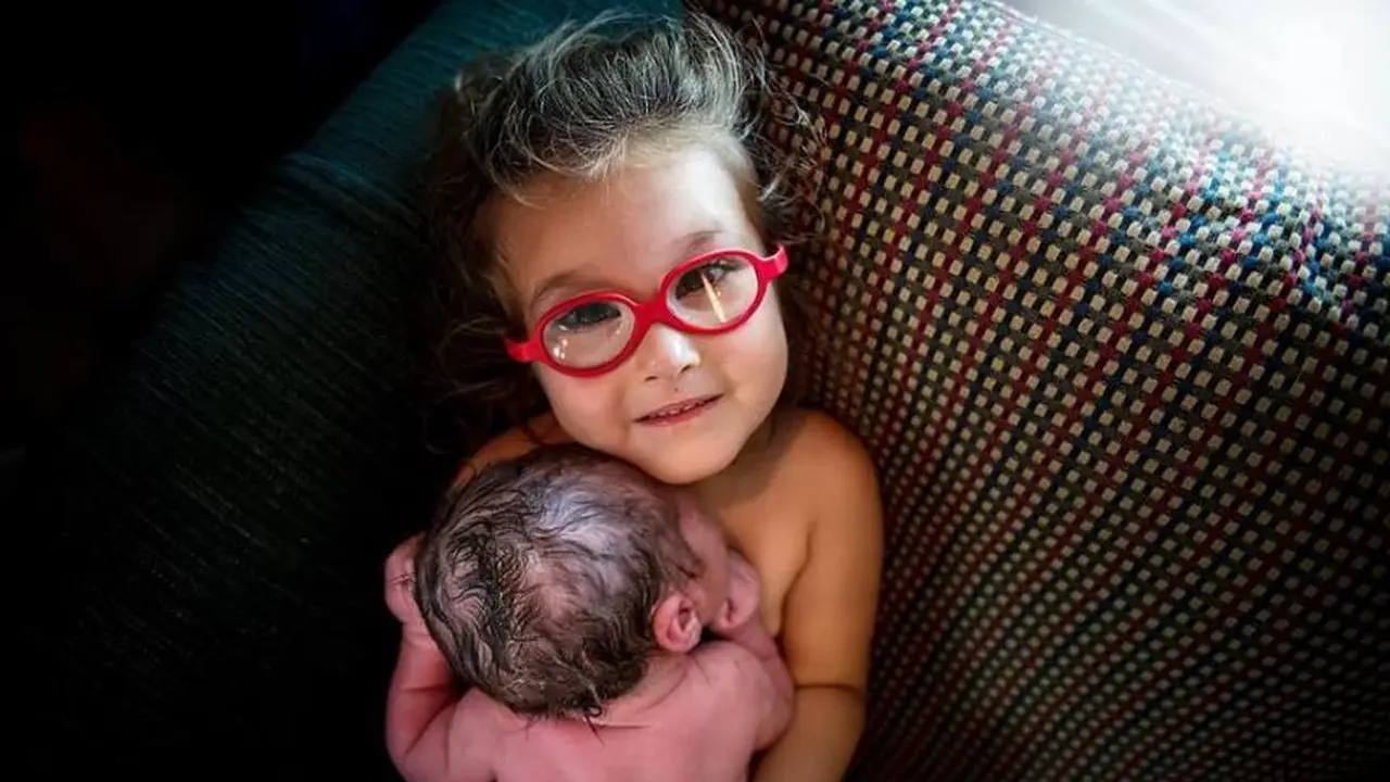 Gadis cilik tiga tahun ini langsung dekap sang adik usai lahir. (Foto: Facebook/ Love What Matters)