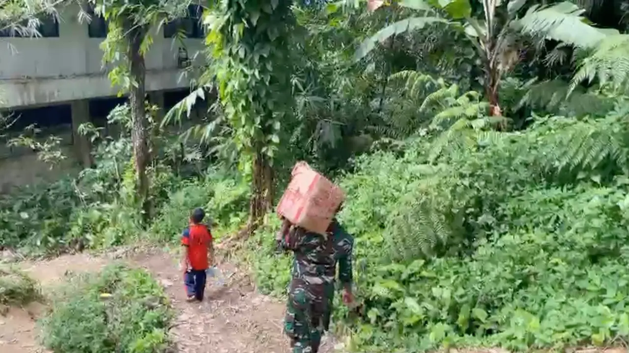 Personel TNI jalan kaki bawa bantuan untuk korban banjir di Aceh