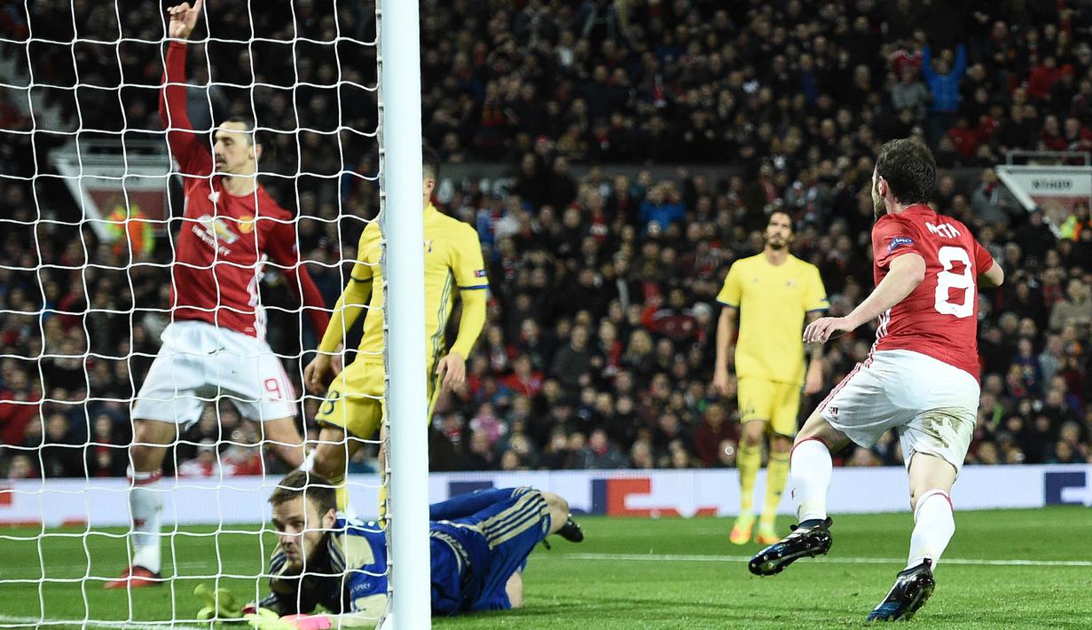 Proses terjadinya gol tunggal Manchester United ke gawang FC Rostov yang dicetak Juan Mata. Gol kemenangan Setan Merah tercipta pada menit ke-70 setelah Mata memanfaatkan umpan Zlatan Ibrahimovic. (AFP/Oli Scarff)