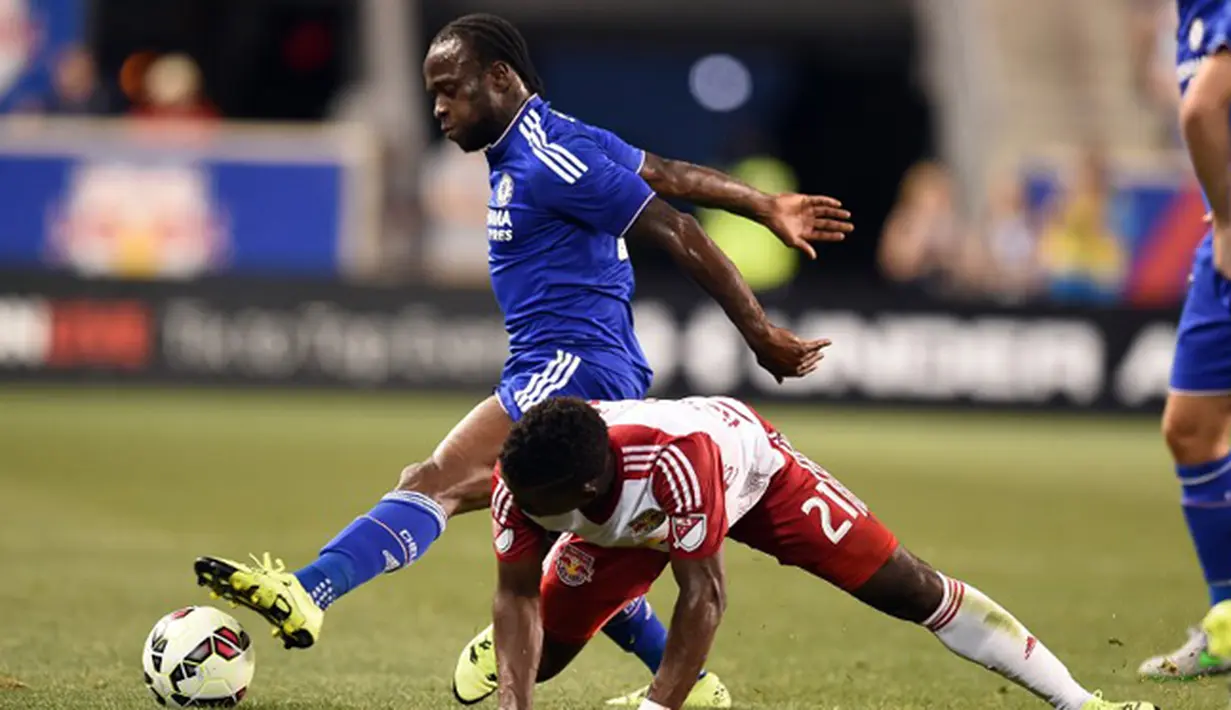 Gelandang New York Red Bulls, Marius Obekop berusaha merebut bola dari penyerang Victor Moses pada International Champions Cup 2015 di Red Bull Arena, Kamis (23/7/2015). New York Red Bulls menang atas Chelsea dengan skor 4-2. (AFP PHOTO/JEWEL SAMAD)