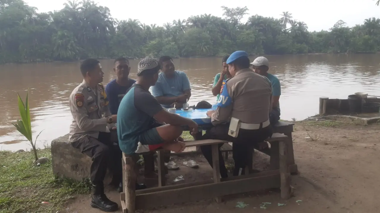 Polisi berdialog dengan warga di sekitaran pelabuhan Sungai Siak tentang Pilkada 2024.