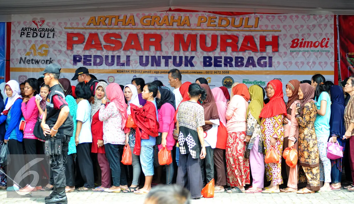Antrian warga saat menghadiri pasar murah di Kantor DPP PDIP Lenteng Agung, Jakarta, Senin (13/7/2015). Warga menyambut antusias kehadiran pasar murah yang digelar PDIP (Liputan6.com/Yoppy Renato)