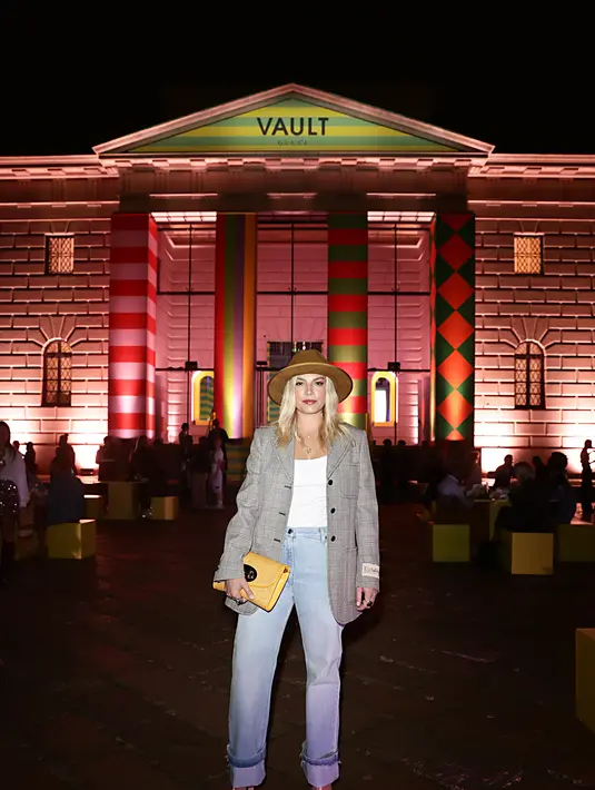 Paduan Gucci lapel jacket serta light blue denim jeans terlihat nyaman dan kasual, menampilkan kesan berkelas yang tak tertandingi. (Foto: Gucci).