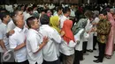 Menteri Pendayagunaan Aparatur Negara dan Reformasi Birokrasi (PAN-RB) Yuddy Chrisnandi (kanan) menyalami pegawai Kemenpan RB saat acara Halal Bihalal, Jakarta, Senin (11/7). (Liputan6.com/Johan Tallo)