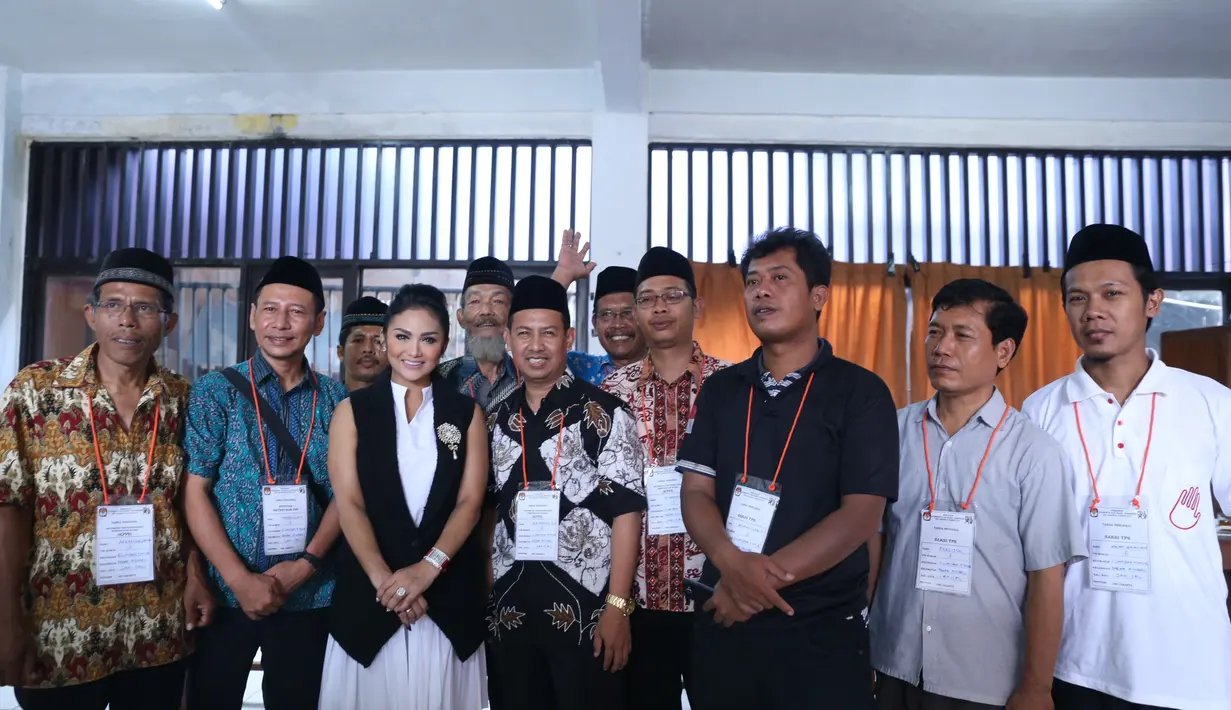 Sekitar jam 10.00 Krisdayanti bersama mamanya berangkat menuju ke TPS. Hal itu juga terlihat dari Live Streaming Bintang Vote Pilkada DKI Bersama Krisdayanti. (Nurwahyunan/Bintang.com)