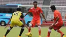 Rekrutan anyar Persija Jakarta, Alfin Tuasalamony (tengah) tampil impresif saat laga uji coba melawan Martapura FC di Stadion GBK Jakarta, Selasa (6/1/2015). Persija unggul 2-1 atas Martapura FC. (Liputan6.com/Helmi Fithriansyah)