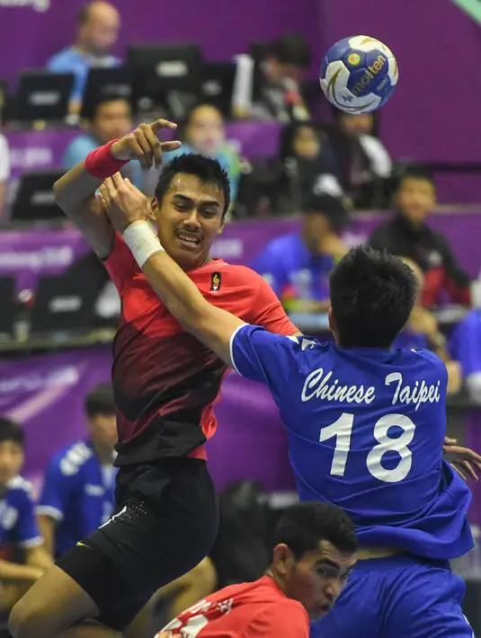 Pemain bola tangan putra Indonesia, Moch Pasha Nurfauzan (kiri) dihadang pemain Chinese Taipei, Enchieh Pan (18) dalam babak utama grup 3, Asian Games 2018 di GOR Popki, Cibubur, Jumat (24/8). Indonesia kalah 19-37 (ANTARA FOTO/INASGOC/Fulli Syafi/mes/18)