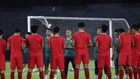 Para pemain Timnas Indonesia U-17 menggelar sesi latihan jelang duel melawan Vietnam U-17 pada lanjutan Piala AFF U-17 2026. (Bola.com/M. Iqbal Ichsan)