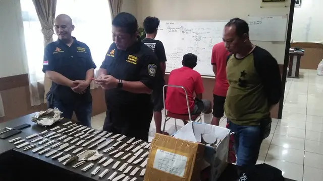 Tim Hiu Satnarkoba Polrestabes Makassar Ungkap Jaringan Pemasok Sabu ke PSK di Makassar (Liputan6.com/ Eka Hakim)