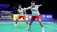 Pebulu tangkis Indonesia, Apriyani Rahayu dan Siti Fadia Silva Ramadhanti dari Indonesia memukul kok ke arah Jongkolphan Kititharakul dan Rawinda Prajongjai dari Thailand dalam perempat final ganda putri turnamen bulu tangkis Piala Thomas dan Uber di Chengdu, provinsi Sichuan, Tiongkok, 3 Mei 2024. (WANG Zhao/AFP)