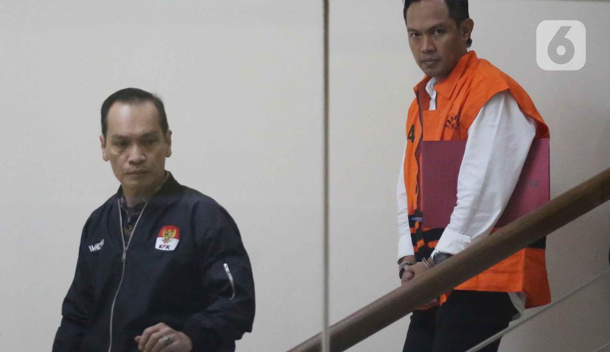 Sebelumnya, Bupati, Syamsul Auliya Rachman bersama Sekda Cilacap, Sadmoko Danardono terjaring Operasi Tangkap Tangan (OTT) KPK pada Jumat (13/3/2026) di wilayah Kabupaten Cilacap, Jawa Tengah. Tampak dalam foto, Bupati Cilacap, Jawa Tengah, Syamsul Auliya Rachman (kiri) saat digiring petugas menuju mobil tahanan di Gedung Merah Putih Komisi Pemberantasan Korupsi (KPK), Jakarta, Sabtu (14/3/2026). (Liputan6.com/Helmi Fithriansyah)