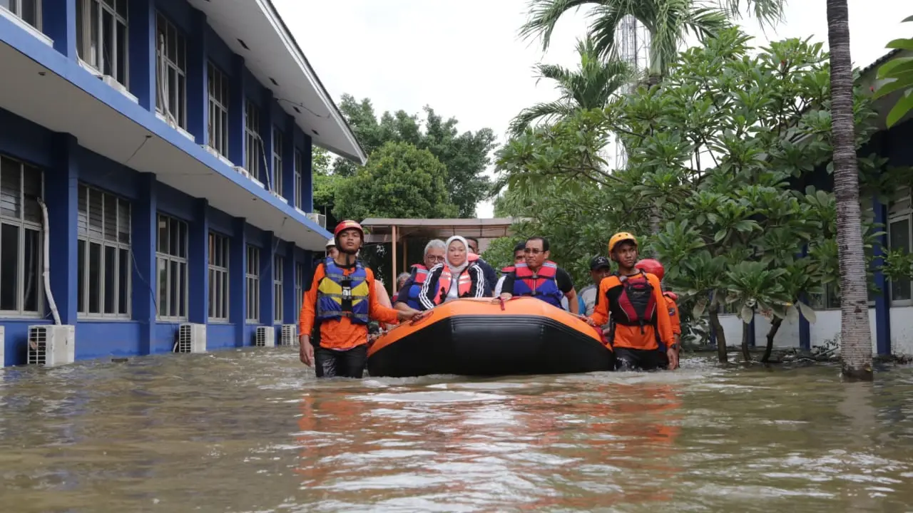 Pantau Kondisi BBPLK Bekasi, Menaker Ida Terobos Banjir Pakai Perahu Karet