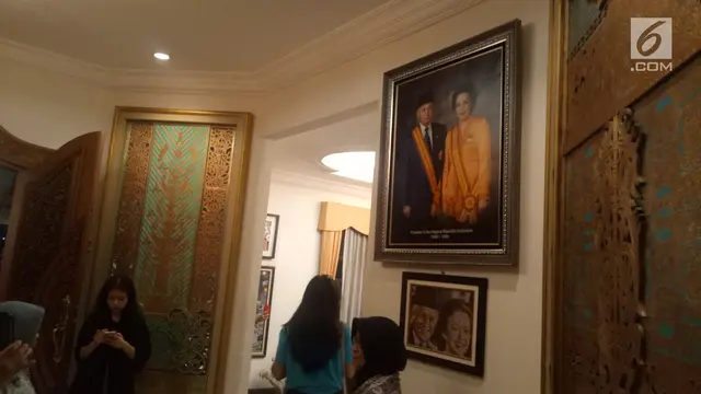 Mengintip Koleksi Lukisan dan Foto BJ Habibie di Rumah Duka
