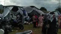Tenda pernikahan di Kelurahan Grogol, Kecamatan Limo, Kota Depok rusak diterpa angin puting beliung. (Liputan6.com/Dicky Agung Prihanto)