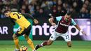 Gelandang Arsenal, Granit Xhaka (kiri), berebut bola dengan pemain West Ham United, Dimitri Payet, dalam lanjutan Premier League di Olympic Stadium, London, Sabtu (3/12/2016). (AFP/Justin Tallis)