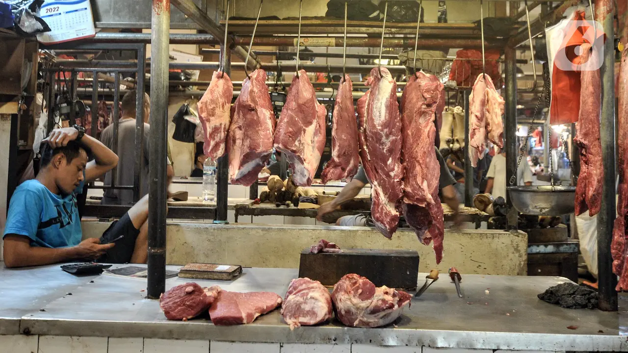 FOTO: Penjualan Daging Sapi di Pasar Senen Merosot Akibat Virus PMK