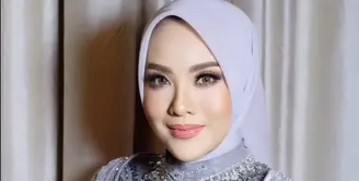 Penampilan Elma Theana sontak menuai pujian. Tidak sedikit yang memuji artis 50 tahun itu yang terlihat cantik awet muda, meski usianya tidak muda lagi. [@elmatheana].