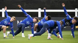 Para pemain timnas Inggris melakukan peregangan selama sesi latihan tim di Burton-upon-Trent, Senin (13/6/2022). Laga antara Inggris vs Hungaria pada pekan keempat UEFA Nations League 22-23 akan digelar di Stadion Molineux, Wolverhampton, pada Rabu (15/6) dinihari WIB. (Oli SCARFF / AFP)