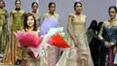 Fransisca Darmawan menerima karangan bunga usai memperlihatkan karyanya di Indonesia Fashion Week 2015 di JCC, Minggu (1/3/2015). Fransisca Darmawan berhasil mengemas busana tradisinal menjadi kebaya modern (Liputan6.com/Panji Diksana)