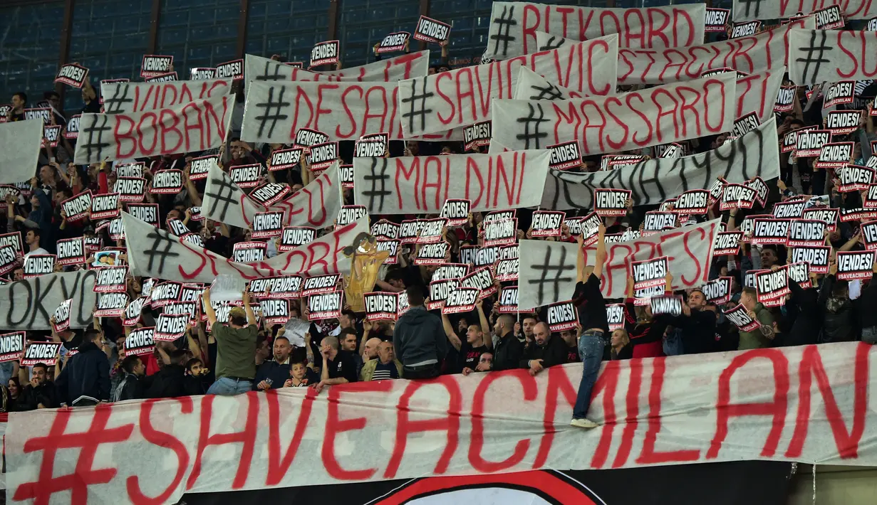 Suporter AC Milan membawa tulisan "Vendesi" (Dijual) dan "Save AC Milan" sebagai bentuk keprihatinan performa kurang bagus AC Milan di bawah asuhan Filippo Inzaghi sepanjang musim 2014-2015. (12/4/2015). (AFP/Giuseppe Cacace)