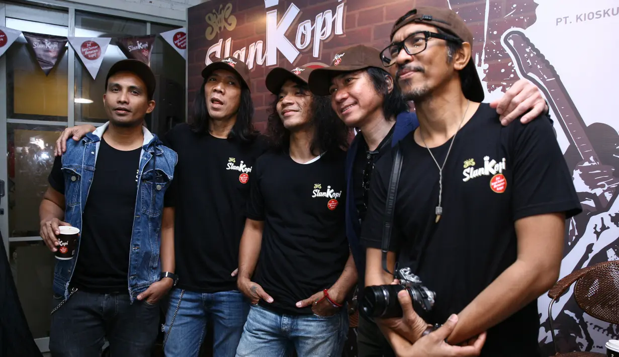 "Insya Allah bisa membuka lapangan pekerjaan. Ayo kita bisnis kopi biar impact ke petani, ke orang-orang yang lagi mentok sama hidupnya bisa berdagang dari sini," timpal Kaka Slank. (Nurwahyunan/Bintang.com)