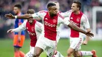 5. Riechedly Bazoer, menurut Daily Minor, Arsenal siap mengakuisisi wonderkid Ajax yang kini masih berusia 19 tahun. Namun untuk mendatangkan pemain berkebangsaan Belanda ini The Gunners harus bersaing dengan Tottenham dan Chelsea. (AFP/Olaf Kraak) 
