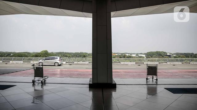 FOTO: Layanan Transportasi Dibuka, Bandara Soetta Terpantau Belum Normal