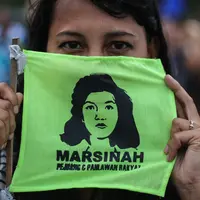 Para buruh yang tergabung dalam berbagai serikat menggelar aksi memperingati 22 tahun tanpa keadilan "Malam Marah Marsinah" di Kawasan Berikat Nusantara (KBN) Jakarta, Jumat (8/5/2015). (Liputan6.com/Faizal Fanani)
