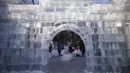Sejumlah pasangan pengantin baru menghadiri upacara pernikahan massal yang merupakan bagian dari Festival Es dan Salju Harbin di provinsi Heilongjiang, China, Rabu (6/1/2016). ( REUTERS/ Aly Song)