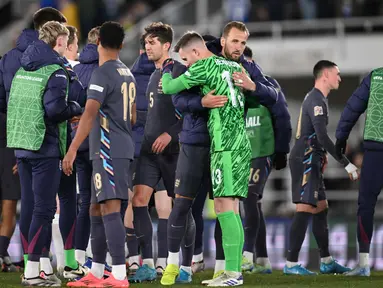 Pemain timnas Inggris merayakan kemenangan atas Finlandia pada pertandingan 4 Grup F UEFA Nations League B 2024/2025 di Stadion Olimpiade, Helsinki, Finlandia, pada Minggu 13 Oktober 2024. (Jonathan NACKSTRAND/AFP)