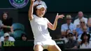 Ekspresi petenis Jepang Kurumi Nara saat raketnya terlepas dari tangan mengembalikan bola pukulan Petenis Rumania Simona Halep saat bertanding pada hari kedua tunggal putri Kejuaraan Tenis Wimbledon di London, (3/7). (AP Photo / Ben Curtis)