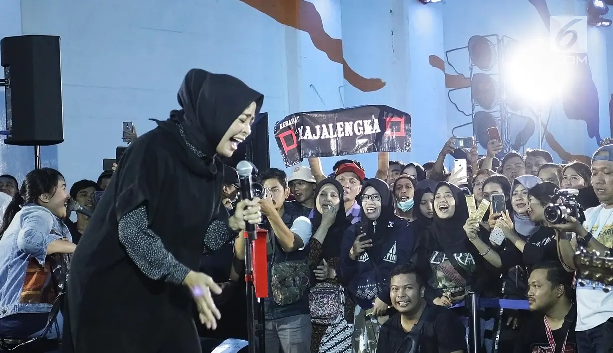 Penampilan vokalis Band Kotak, Tantri dalam Road to Playfest 2019 di Terowongan Kendal, Jakarta (26/7/2019). Terowongan Kendal tempat ngamen personel Kotak dipenuhi penonton yang merasa surprise dan terhibur dengan lantunan lagu Masih Cinta. (Fimela.com/Bambang E. Ros)