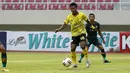 Penampilan Bagas Kaffa di lini pertahanan semakin matang. Pemain bernama lengkap Amiruddin Bagas Kaffa Arrizqi tak segan melakukan duel fisik dengan lawan untuk menghindari serangan. (Bola.com/Ikhwan Yanuar)