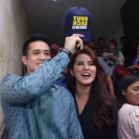 Olla Ramlan bersama suaminya Aufar Hutapea serta managernya mendatangi Polda Metro Jaya guna berkonsultasi berkaitan dengan pemberitaan busana vulgarnya. (Andy Masela/Bintang.com)