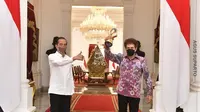 Presiden Joko Widodo atau Jokowi menerima personel grup musik Godbless di Istana Merdeka Jakarta, Minggu 29 Agustus 2021.