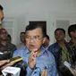 Jusuf Kalla yang berkemeja batik lengan panjang warna biru ini datang tanpa ditemani Presiden RI Terpilih, Joko Widodo, Jakarta, Jumat (12/9/14). (Liputan6.com/Herman Zakharia)