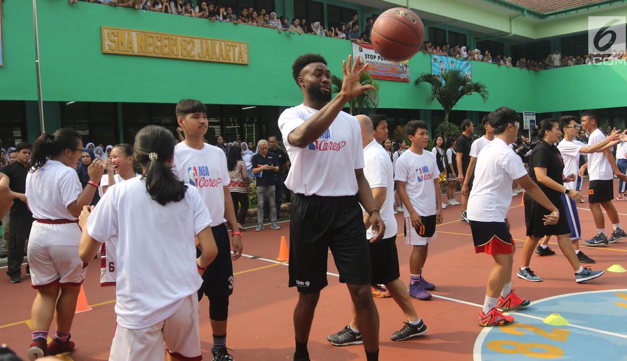 Pemain NBA dari Boston Celtics, Jaylen Brown memberikan coaching clinics untuk siswa-siswi di SMAN 82 Jakarta, Kamis (26/7). Kegiatan tersebut untuk memperkenalkan olahraga basket bagi anak-anak. (Liputan6.com/Arya Manggala)