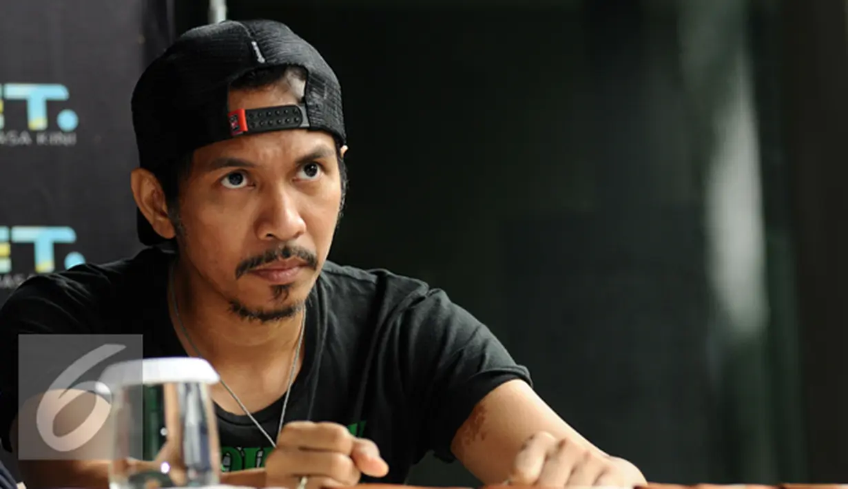 Personil grup musik Slank, Mohammad Ridwan Hafiedz atau Ridho Slank saat jumpa pers final Piala Jenderal Sudirman di Jakarta, Rabu (20/1/2016). Slank akan tampil pada final Piala Jenderal Sudirman, Minggu (24/1). (Liputan6.com/Helmi Fithriansyah)