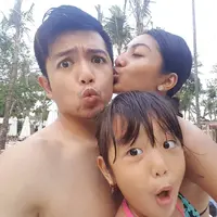 Tidak pernah terdengar gosip miring rumah tangga pasangan Nicky Tirta dan Liza Elly. Rumah tangga yang dibangun sekitar enam tahun itu telah dikaruniai seorang putri. (Instagram/nickytirta)