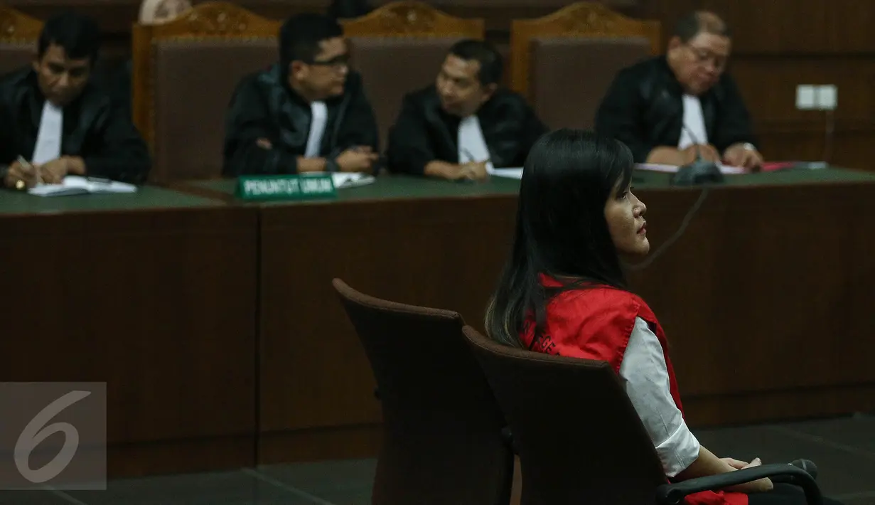 Jessica Kumala Wongso, terdakwa kasus pembunuhan Wayan Mirna Salihin, saat mendengarkan pembacaan putusan Majelis Hakim di PN Jakarta Pusat, Selasa (28/6). PN Jakpus menolak eksepsi yang diajukan kuasa hukum Jessica Wongso. (Liputan6.com/Faizal Fanani)