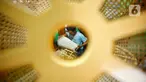 Perajin menyelesaikan pembuatan kerajinan dari rotan di kawasan Tangerang, Banten, Rabu (17/2). Pandemi corona memukul banyak sektor usaha tak terkecuali UMKM akibat adanya pembatasan aktivitas masyarakat yang membuat omzet penjualan kerajinan rotan menurun. (Liputan6.com/Angga Yuniar)
