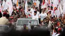 Dari atas jeepnya Ketua Dewan Pembina Partai Demokrat Prabowo Subianto menyapa para pendukungnya di Stadion GBK Jakarta (Liputan6.com/Helmi Fithriansyah)