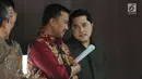 Menpora Imam Nahrawi (kedua kanan) berbincang dengan Ketua KOI, Erick Thohir jelang rapat evaluasi SEA Games 2017 dan progres persiapan Asian Games 2018 di Jakarta, Senin (2/10). Rapat dipimpin Menko PMK Puan Maharani. (Liputan6.com/Helmi Fithriansyah)