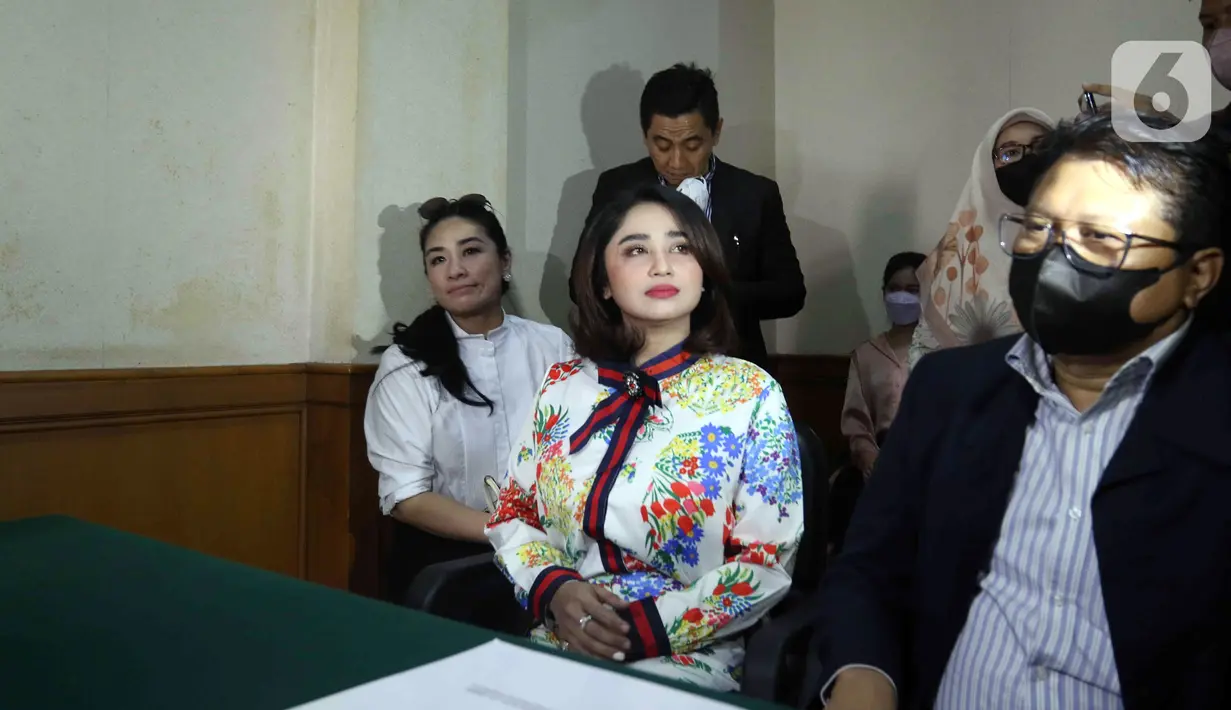 Penyanyi Dewi Perssik (tengah) saat menjalani sidang cerai perdana di Pengadilan Agama Jakarta Selatan, Senin (4/7/2022). Sidang cerai perdana antara Dewi Perssik dan Angga Wijaya ini beragendakan mediasi. (Liputan6.com/Herman Zakharia)