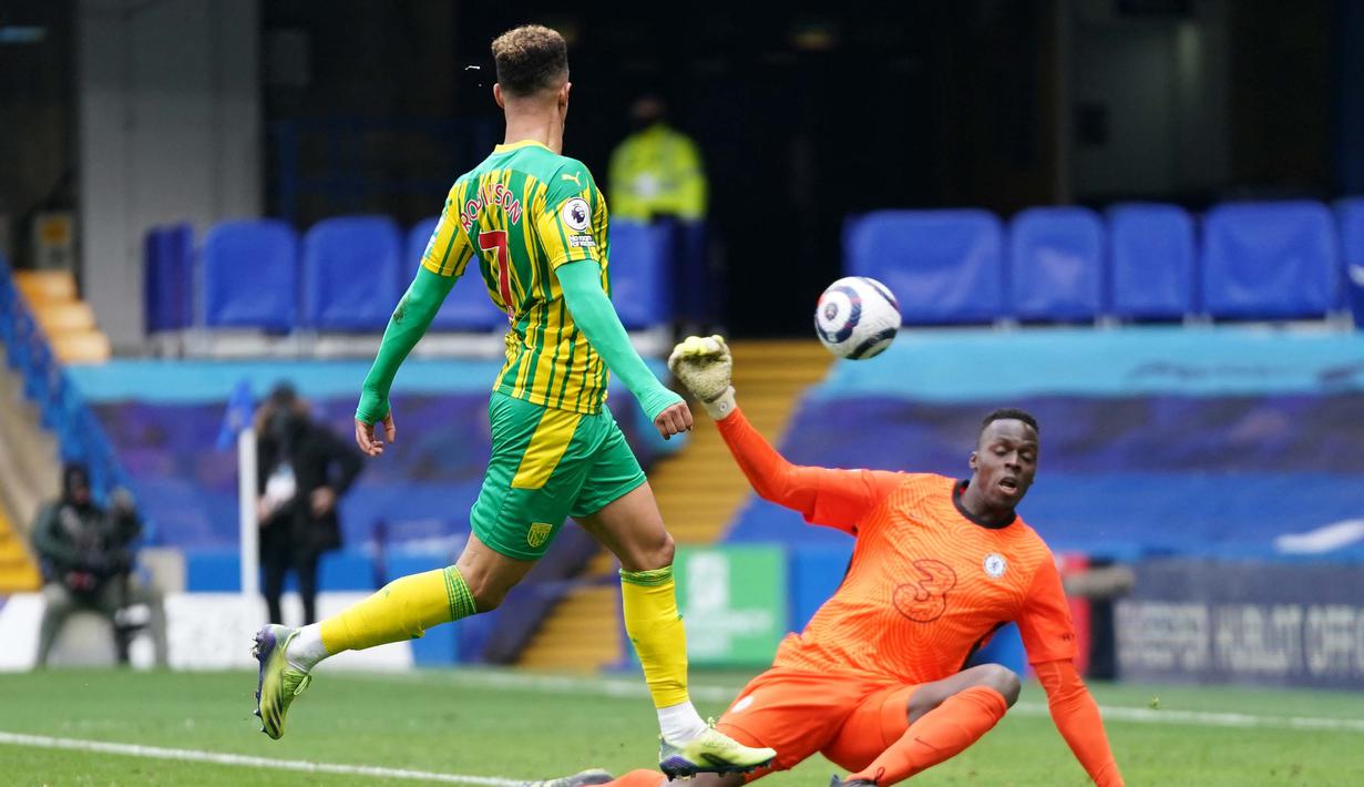 Callum Robinson (kiri) yang tidak terkawal berhasil mengelabui penjaga gawang Chelsea Edouard Mendy. (Foto: AFP/Pool/John Walton)